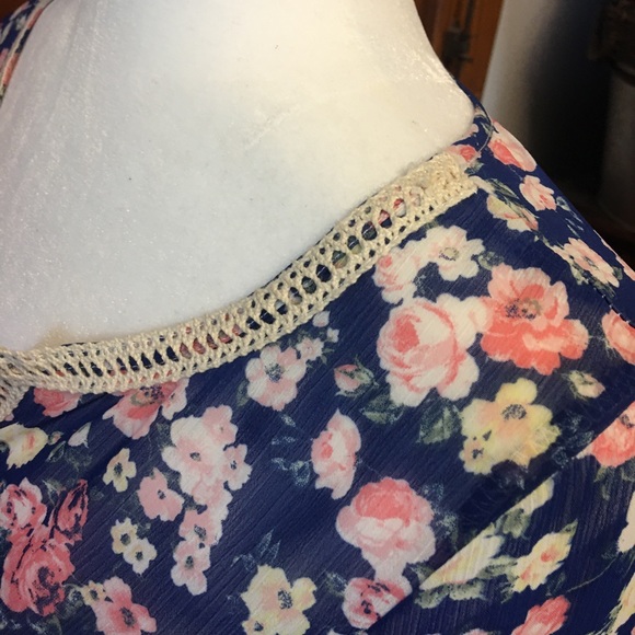 Living Doll floral ls semi sheer top. Size s. - Picture 5 of 7
